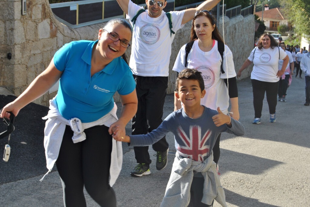 Sónia Soares e a comunidade na caminhada solidária do aniversário